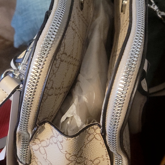 Handbag - Picture 3 of 6